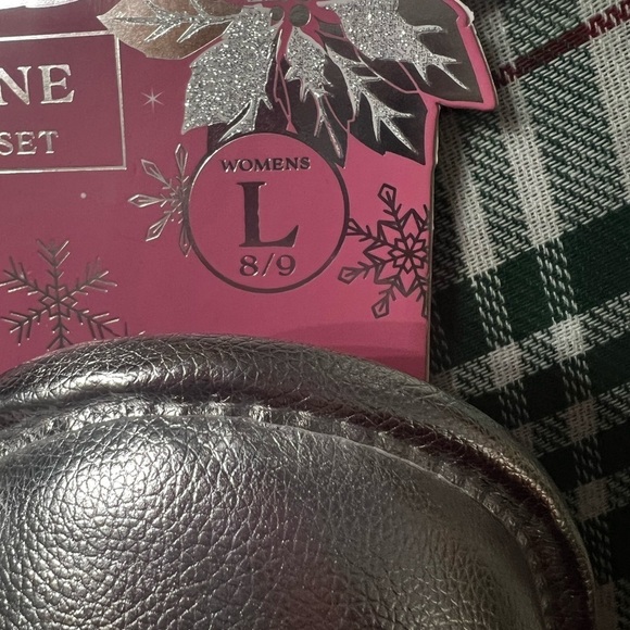 NWT-Slippers and Shea Butter Foot Lotion Gift Set - Picture 7 of 7